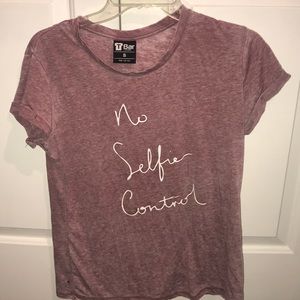 short tee “no selfie control” 😎